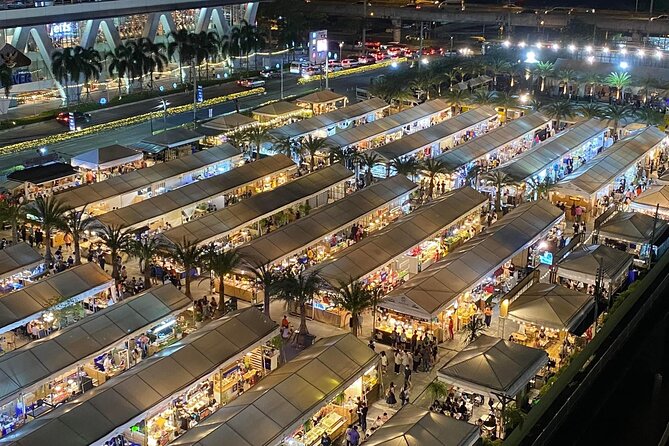 Night life in Bangkok - Jodd Fairs Train Night Market(Joint) - Is the market local, touristy, or somewhere in between?