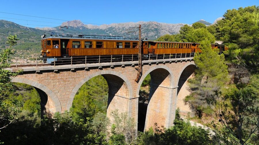 Palma: Tramuntana Full-Day Tour with Sóller Train and Lunch - How the bilingual small-group format feels