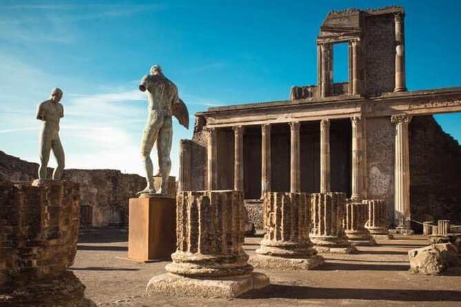 Pompeii Guided Tour with Train Included from Rome - Arriving at Pompeii and Finding Hotel Vittoria