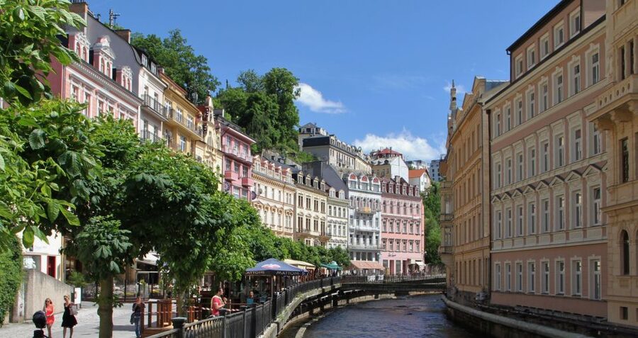 Prague: Karlovy Vary Day Trip with Watchtower and Funicular - Live Guide or Smartphone Audio Guide?