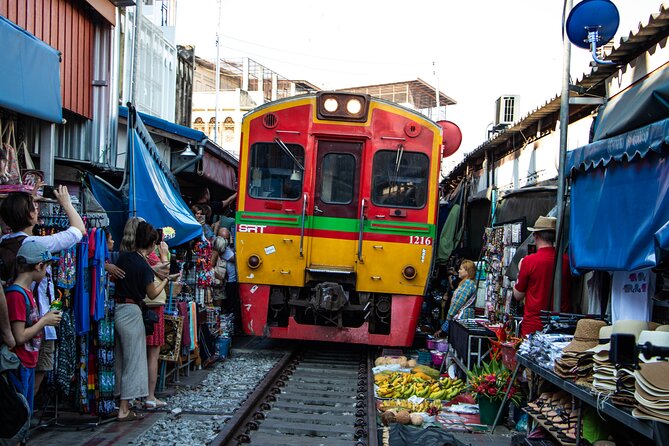 Private tour : Railway & Floating Market and the Bridge over river Kwae - Mae Klong Railway Market and the train through the stalls