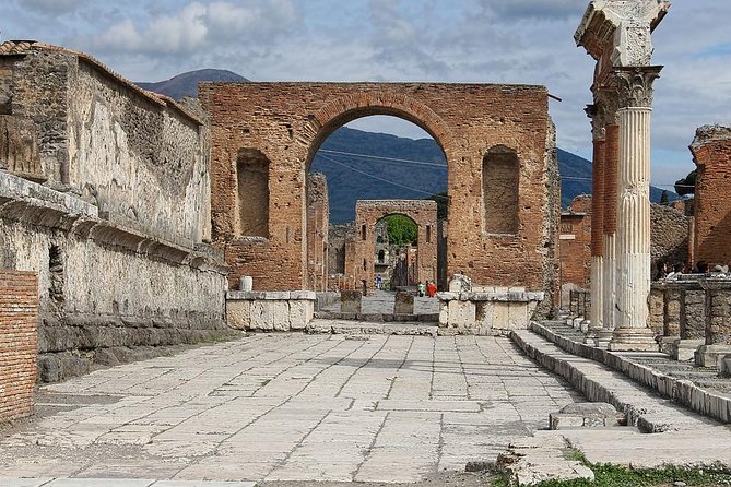 Private Tour Rome to Pompeii in private vehicle or fast train - Lunch in modern Pompeii