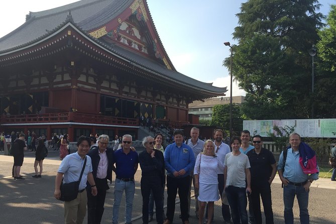 Private tour with Yasushi and Yoko - by car, train, on foot - Walking through the Imperial Palace East Gardens