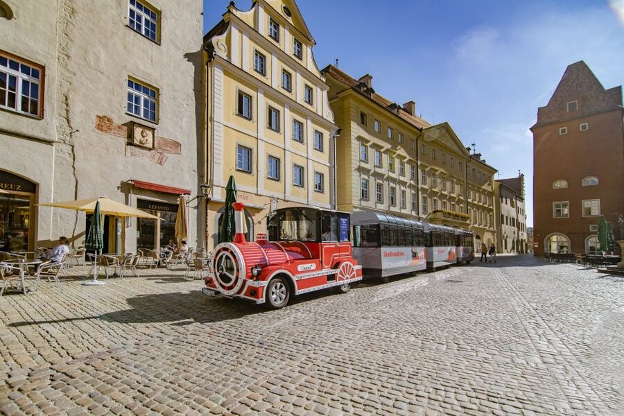 Regensburg: City Tour with the Bimmelbahn Train - What the six-language audio guide adds