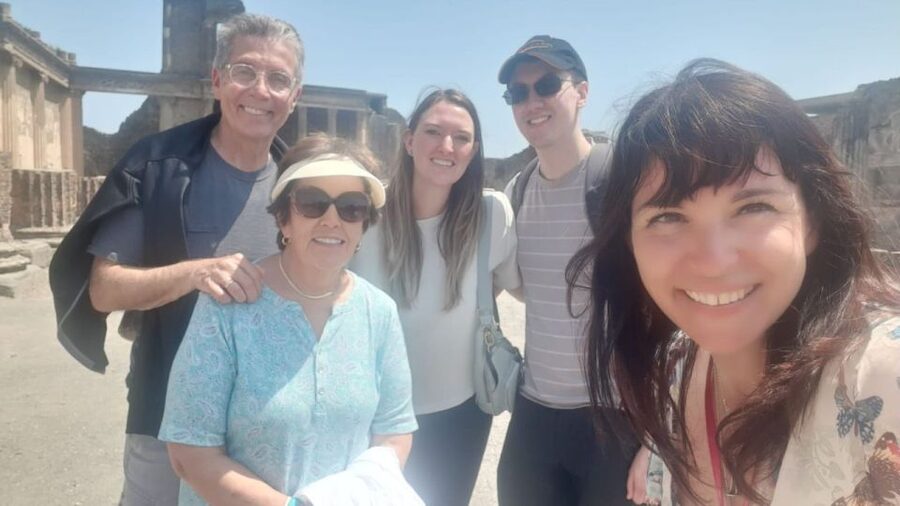Rome: Pompeii Tour with Wine and Lunch by High Speed Train - What the guide adds to the day