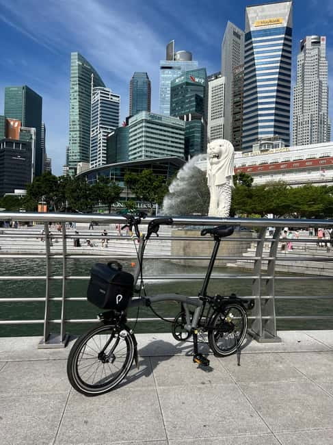 Singapore Brompton Bike Tour from Rail Corridor, with food! - The Civic District in a compact historical ride