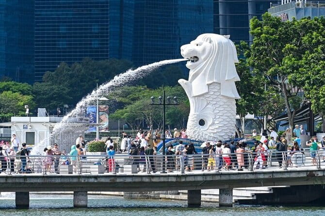 Singapore Cycling Tour - Rail Corridor, Civic District, & Food! - The Merlion, colorful windows, and a quick city circuit