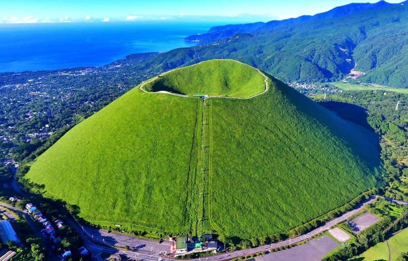 Tokyo: Izu Scenic Oceanview Train, Volcano, Coast Day Trip - The Resort 21 train beside the Pacific