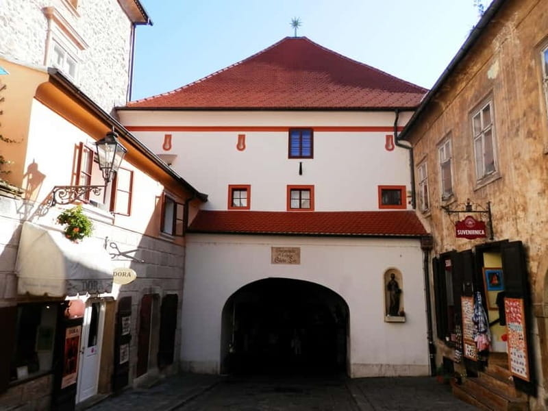 Zagreb: Group walking tour of Zagreb (funicular included) - Stone Gate and the climb to Gradec